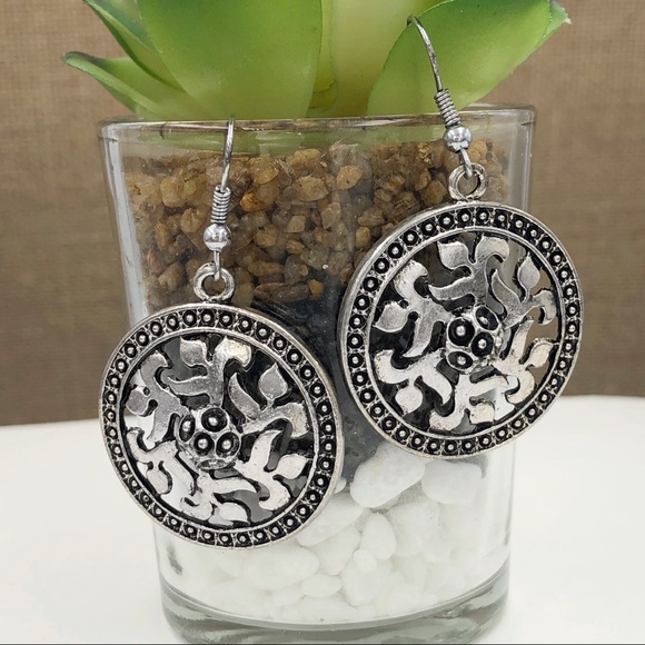 🌼 Aztec Tribal Disk Silver Medallion earrings - Picture 1 of 2